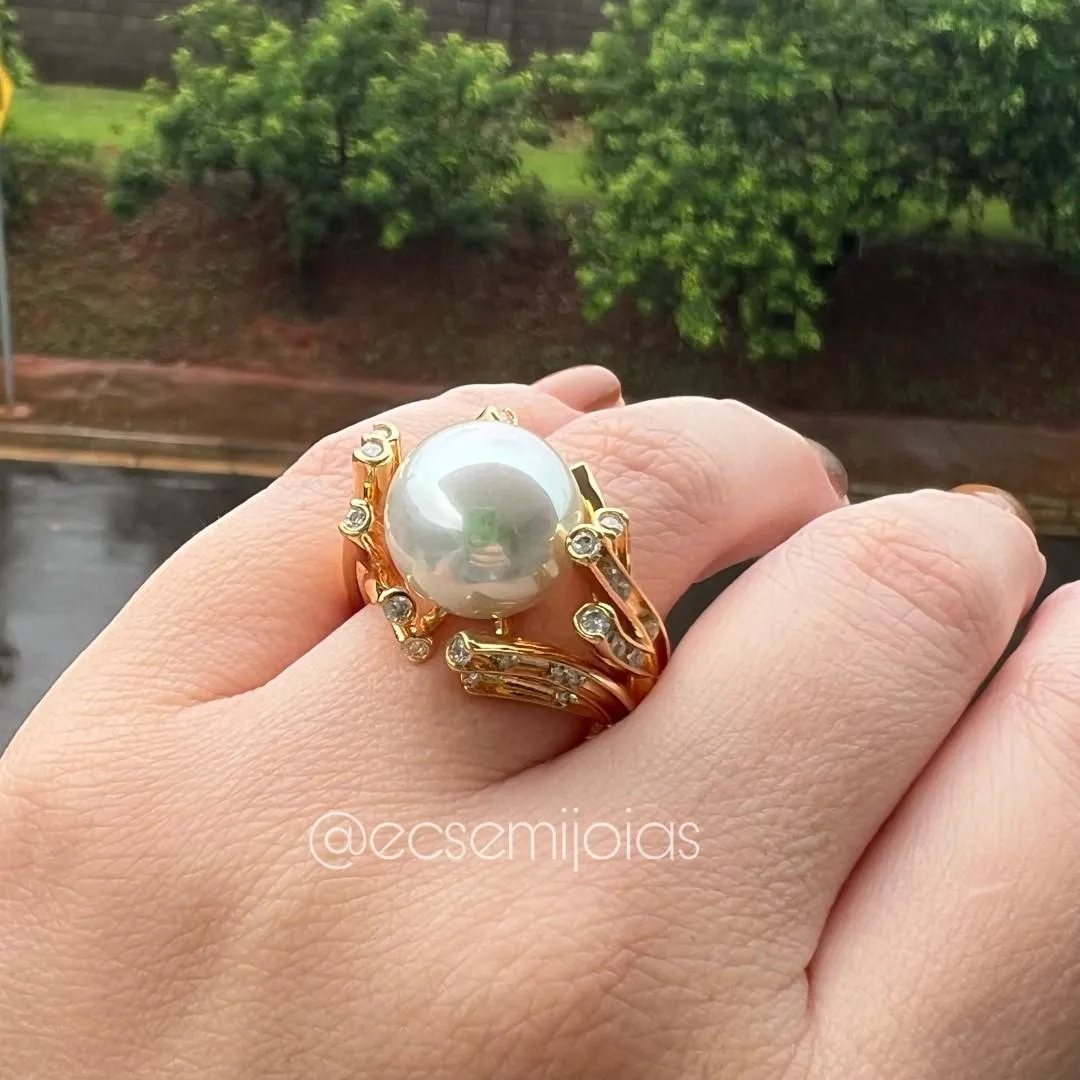 Anel com aros disformes cravejados com pérola 14mm central  - banhado a ouro 18k