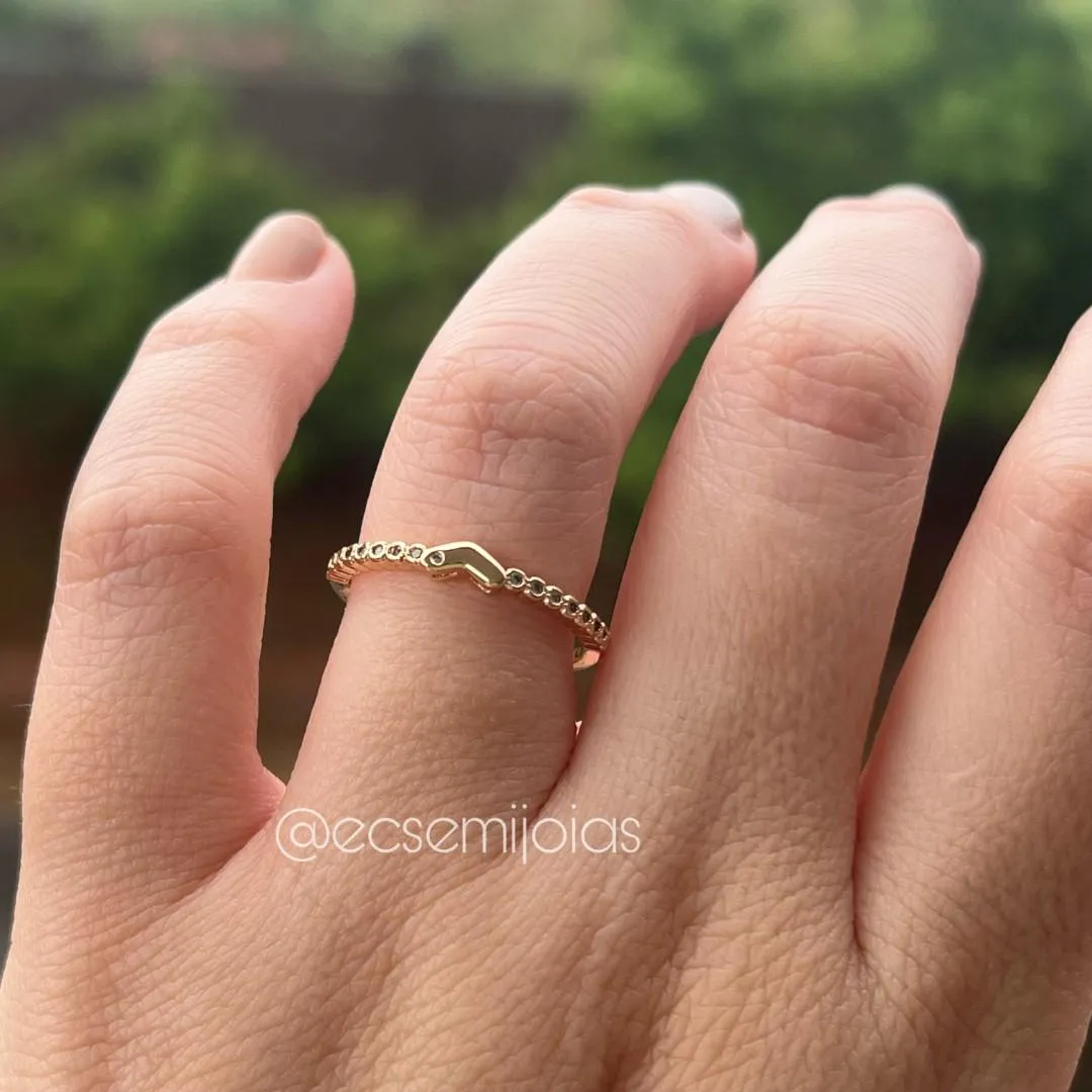 Anel com coração pequeno com 1 zircônia e aro cravejado - banhado a ouro 18k