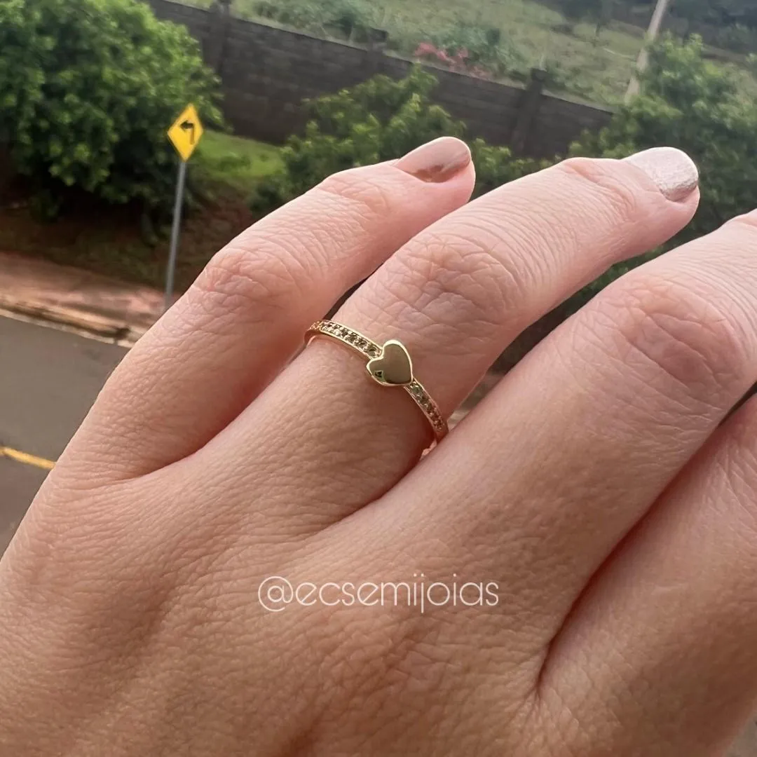 Anel com coração pequeno liso no centro com aro cravejado - banhado a ouro 18k
