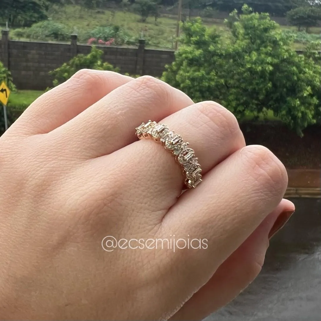 Anel com fileira de elos ovais com baguete no centro carevjado em volta - banhado a ouro 18k