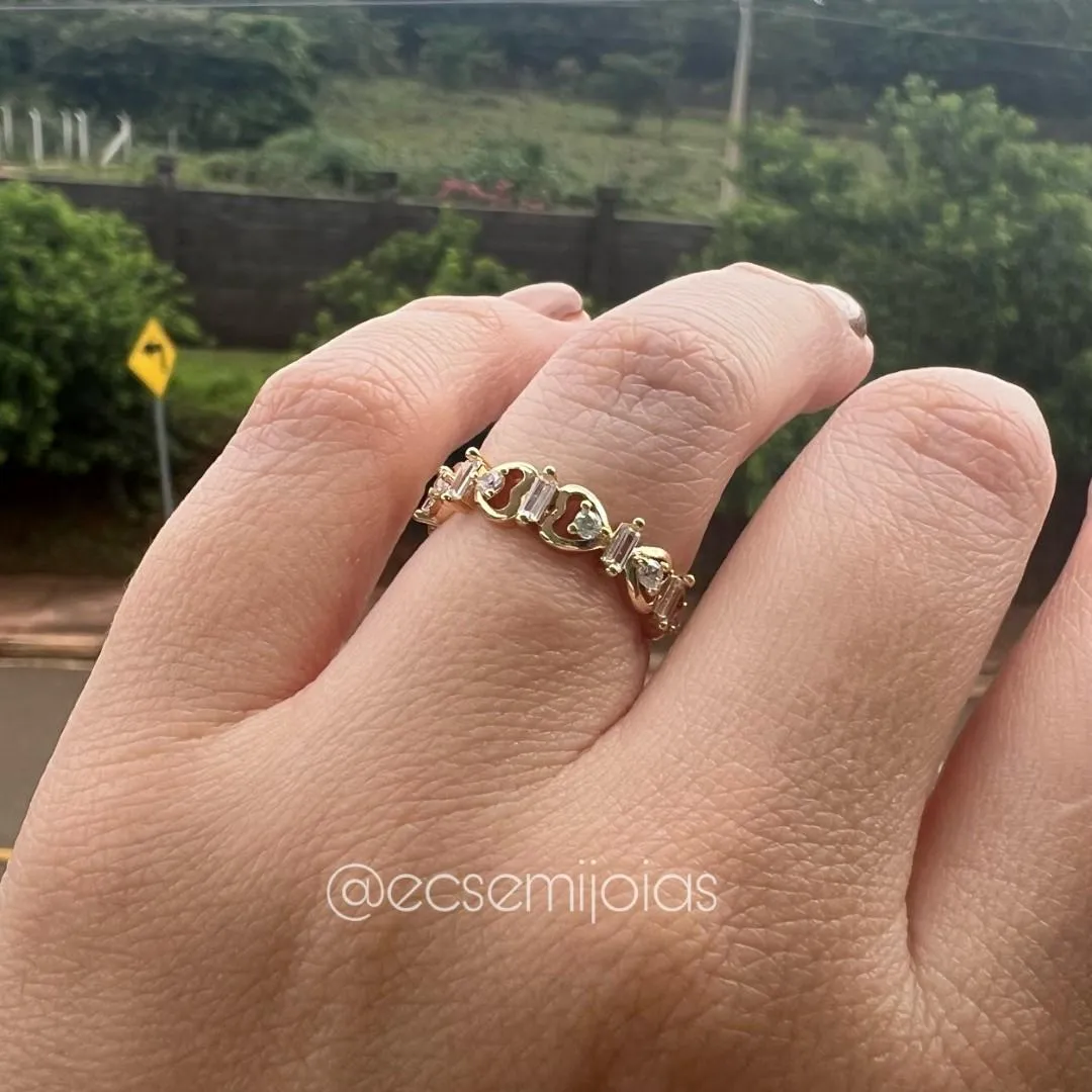 Anel com pequenos laços vazados com baguetes e zircônias - banhado a ouro 18k