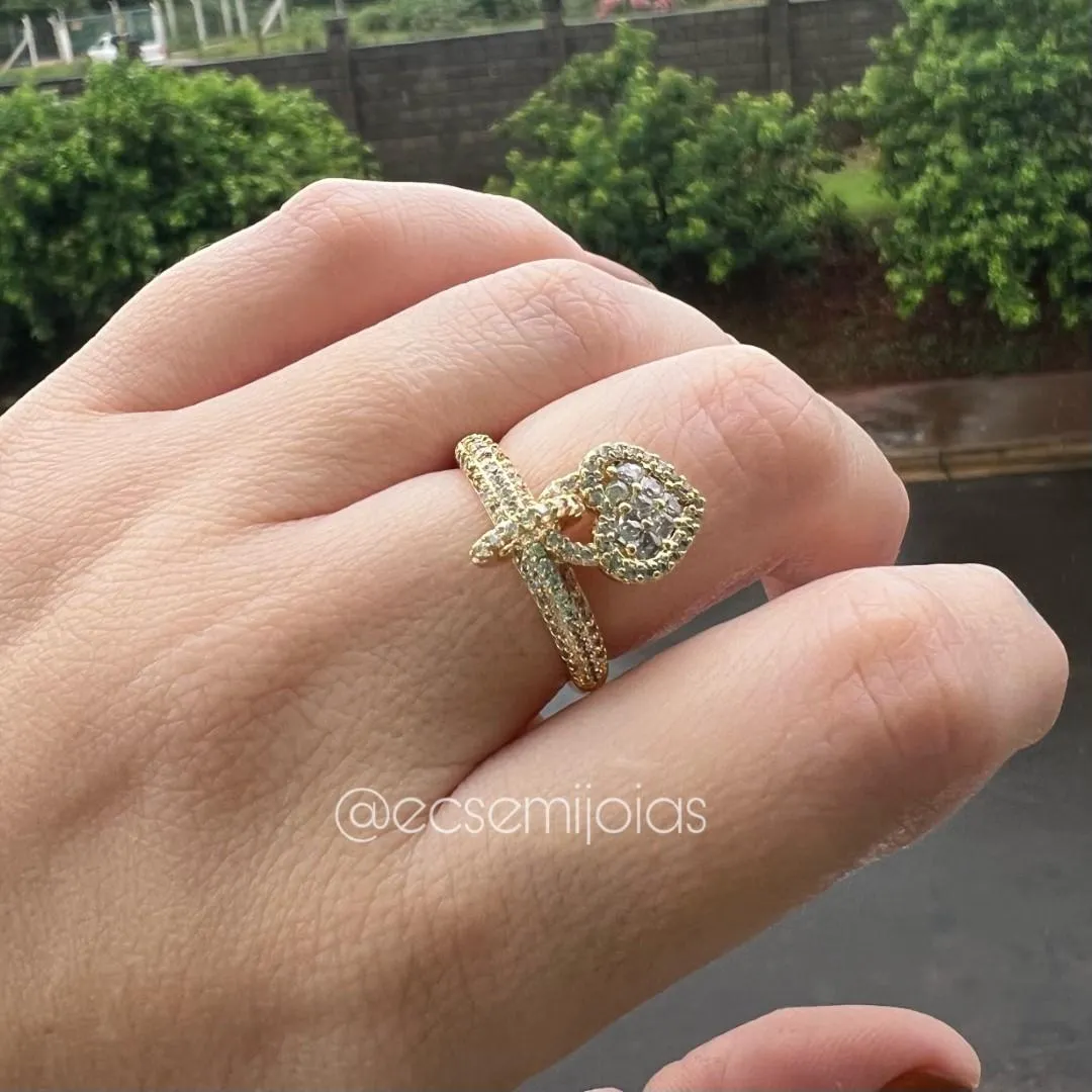 Anel com pingente de coração cravejado pendurado e aro cravejado - banhado a ouro 18k