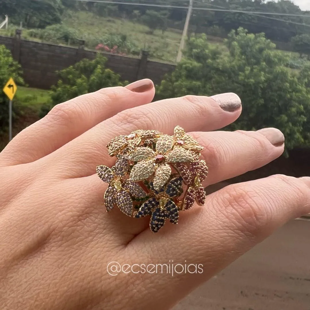 Anel com várias flores cravejadas - banhado a ouro 18k