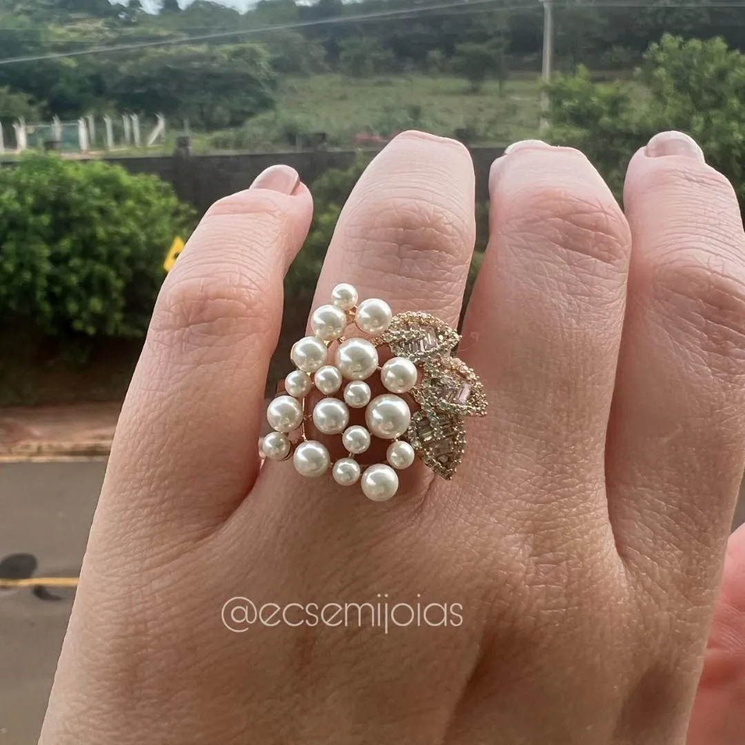 Anel com várias pérolas pequenas e folhas laterais bom baguetes e cravejado nas bordas - banhado a ouro 18k