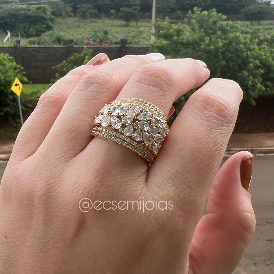 Anel com zircônias ovais no centro cravejado nas bordas - banhado a ouro 18k