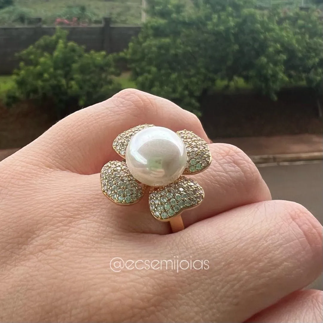 Anel de flor com pérola shell 12mm no centro e pétalas cravejadas - banhado a ouro 18k