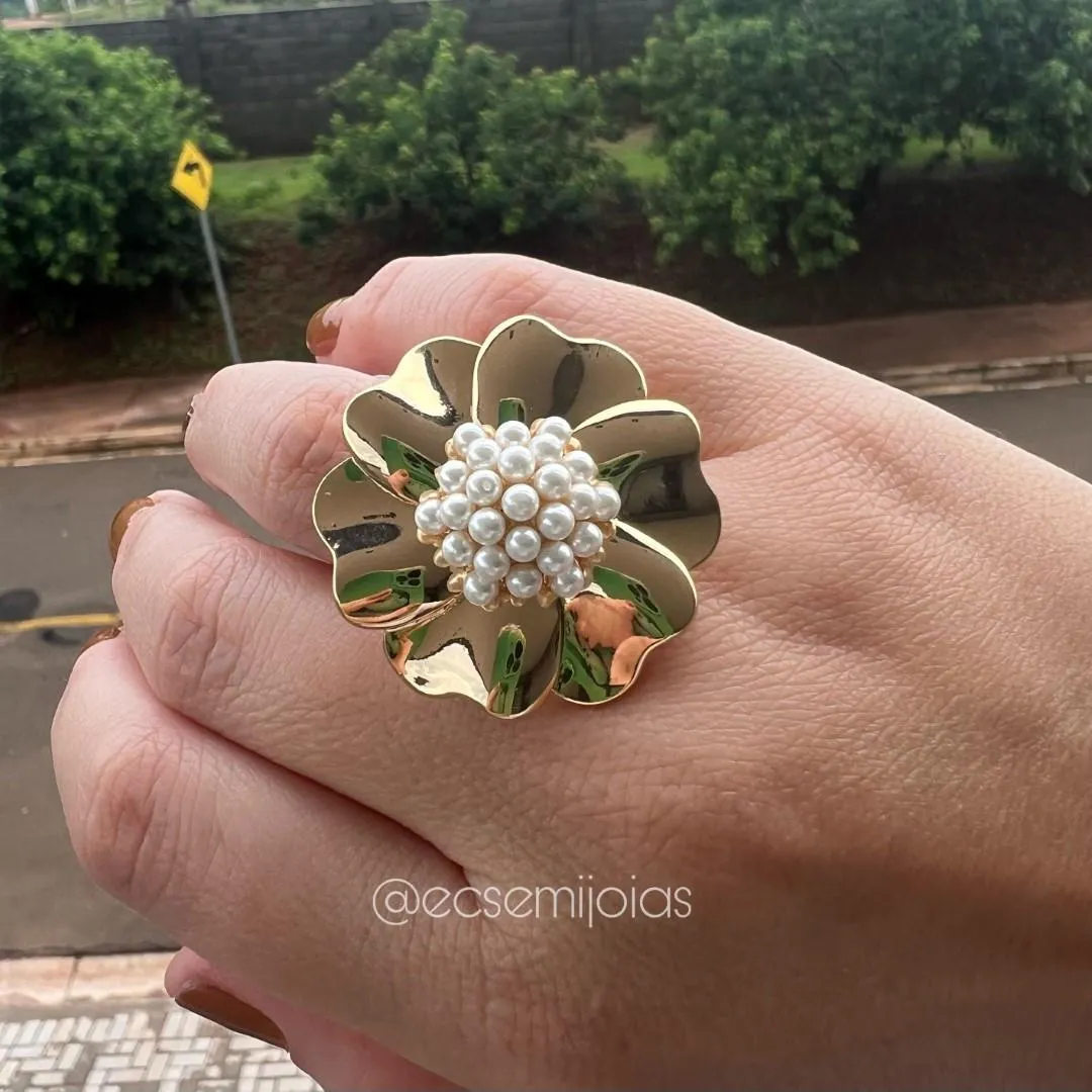 Anel de flor com várias pérolas pequenas no centro e pétalas lisas polidas - banhado a ouro 18k