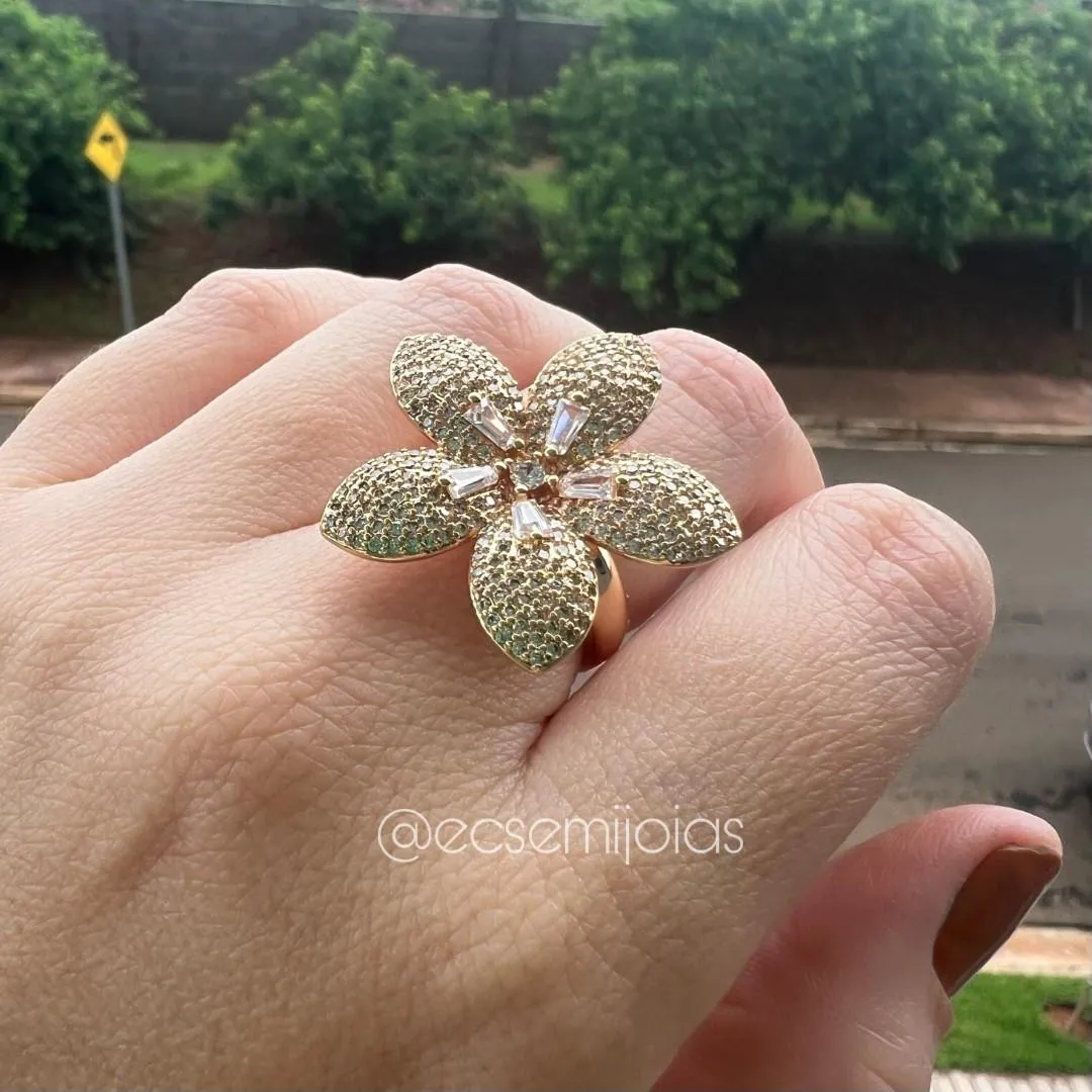 Anel de flor cravejada com baguetes no centro - banhado a ouro 18k
