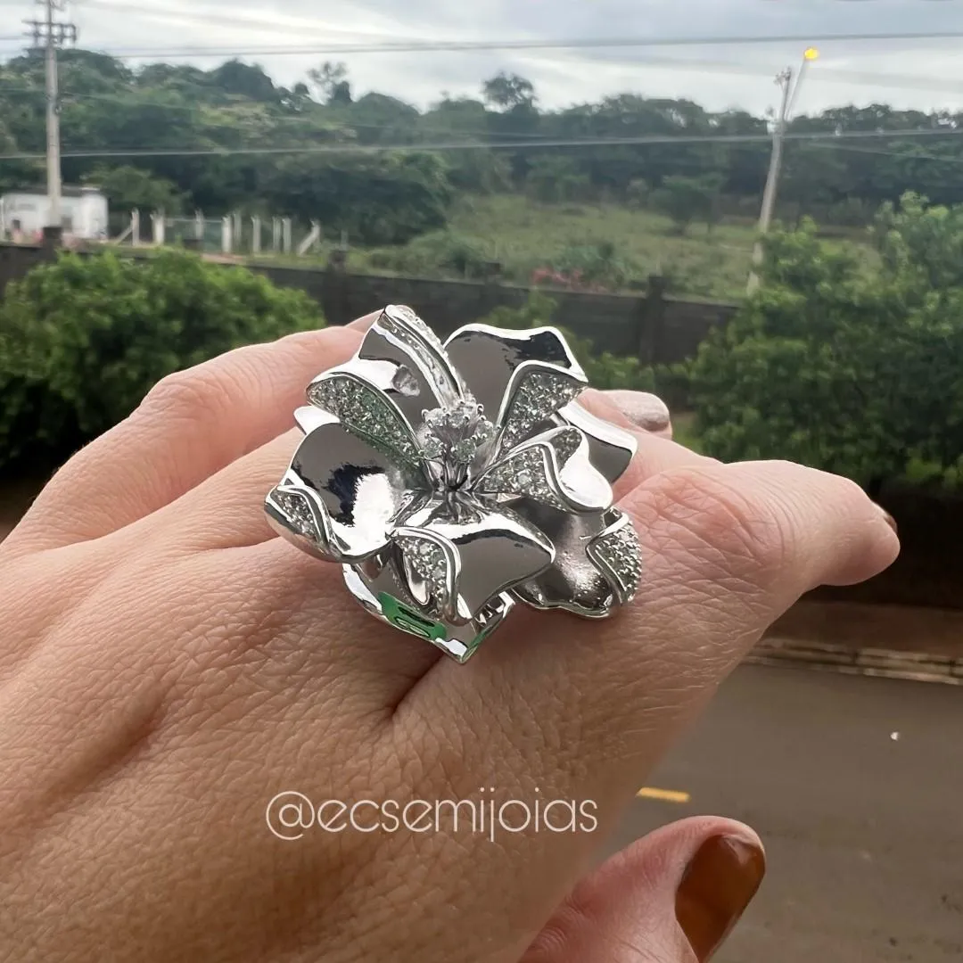Anel de flor grande com pétalas lisas polidas e pontas cravejadas - banhado a ródio branco