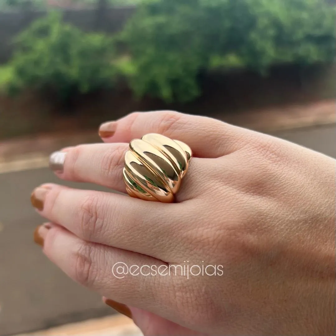 Anel de várias camadas lisas e polidas, em alto relevo  - banhado a ouro 18k