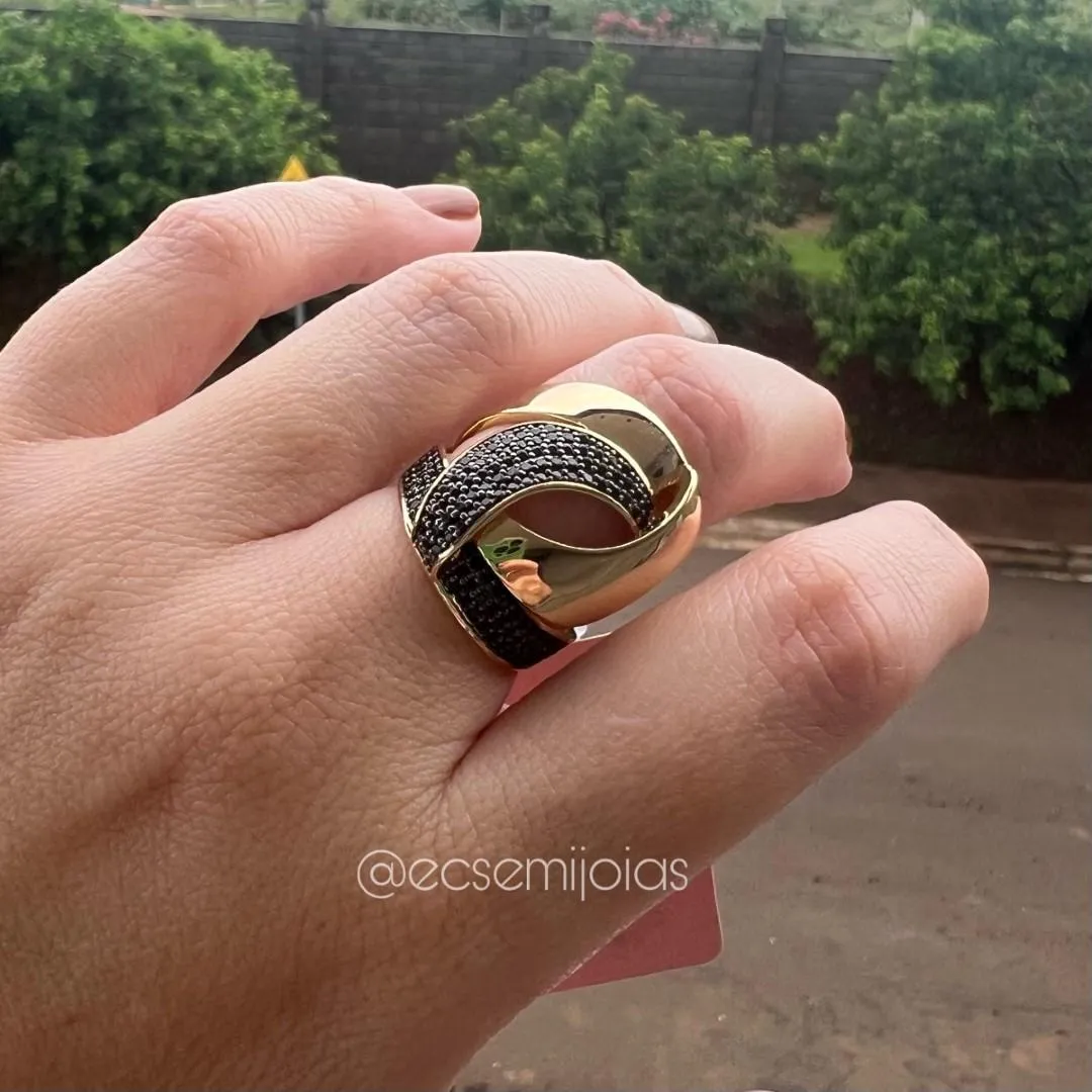 Anel entrelaçado com aro cravejado e outro liso polido - banhado a ouro 18k