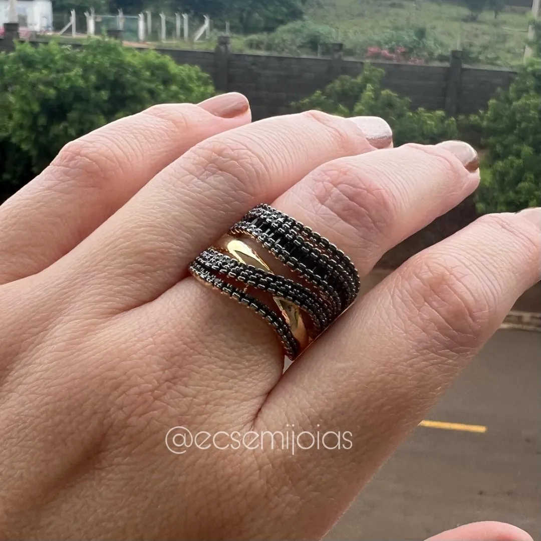 Anel entrelaçado cravejado vazado com 1 fileira de baguetes, 1 aro liso - banhado a ouro 18k