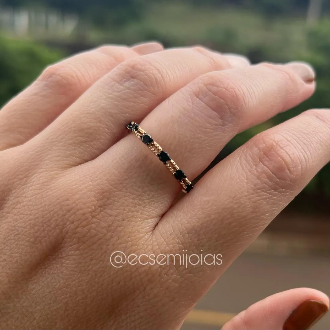 Anel fininho com elos ovais vazados com zircônias intercaladas - banhado a ouro 18k