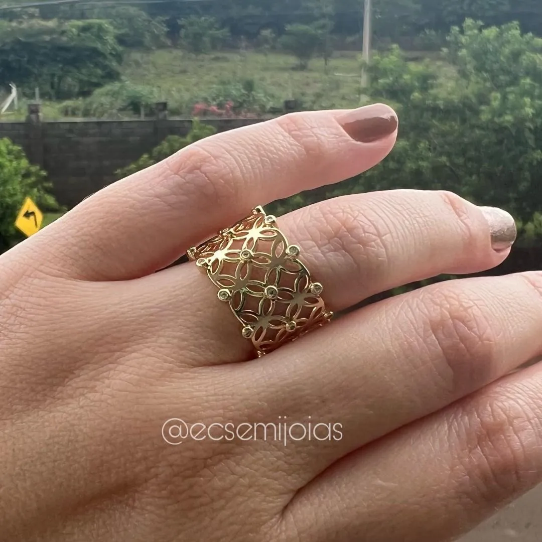 Anel grosso com esferas redondas vazadas e 3 fileiras de zircônias espaçadas - banhado a ouro 18k