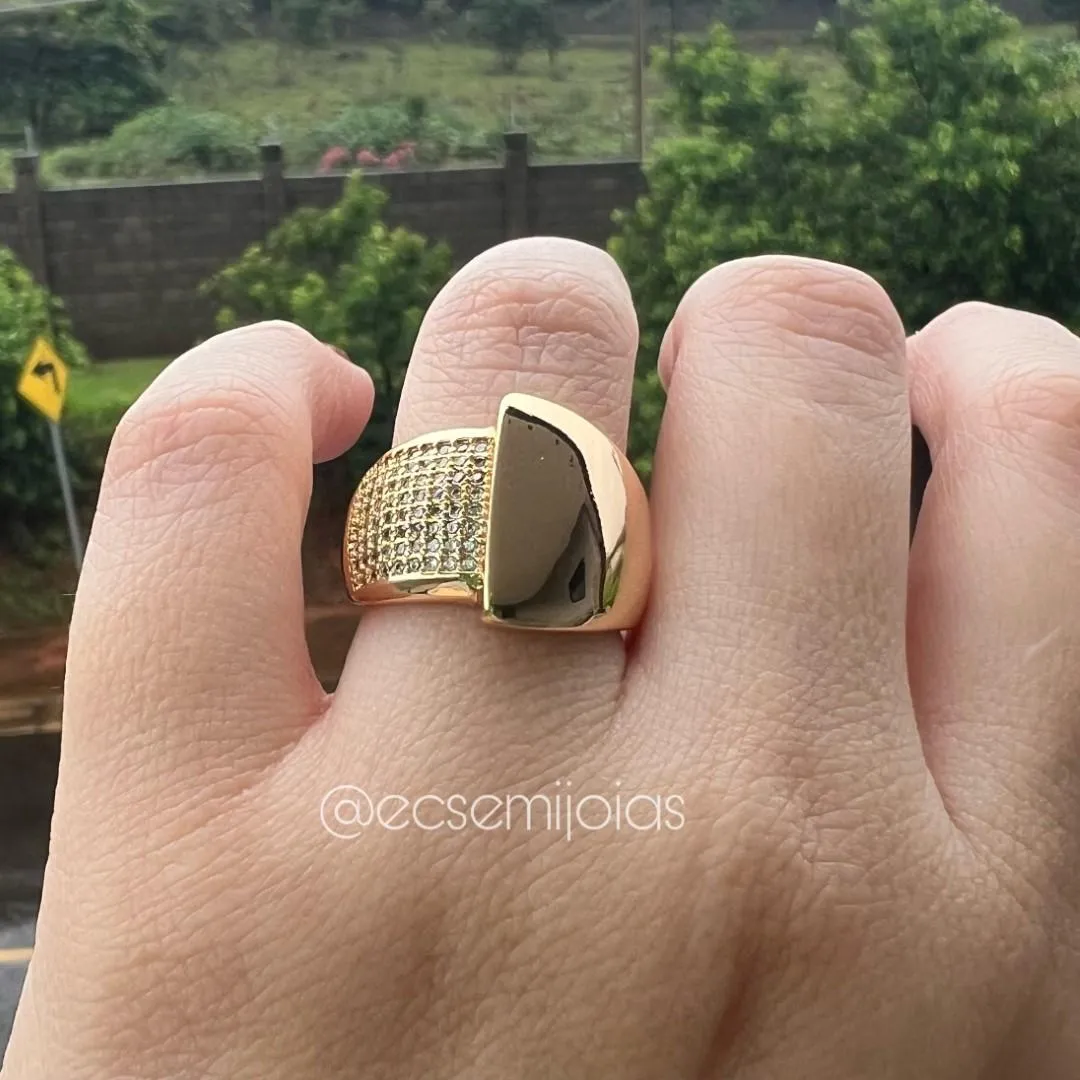 Anel metade liso polido e outra metade cravejado - banhado a ouro 18k