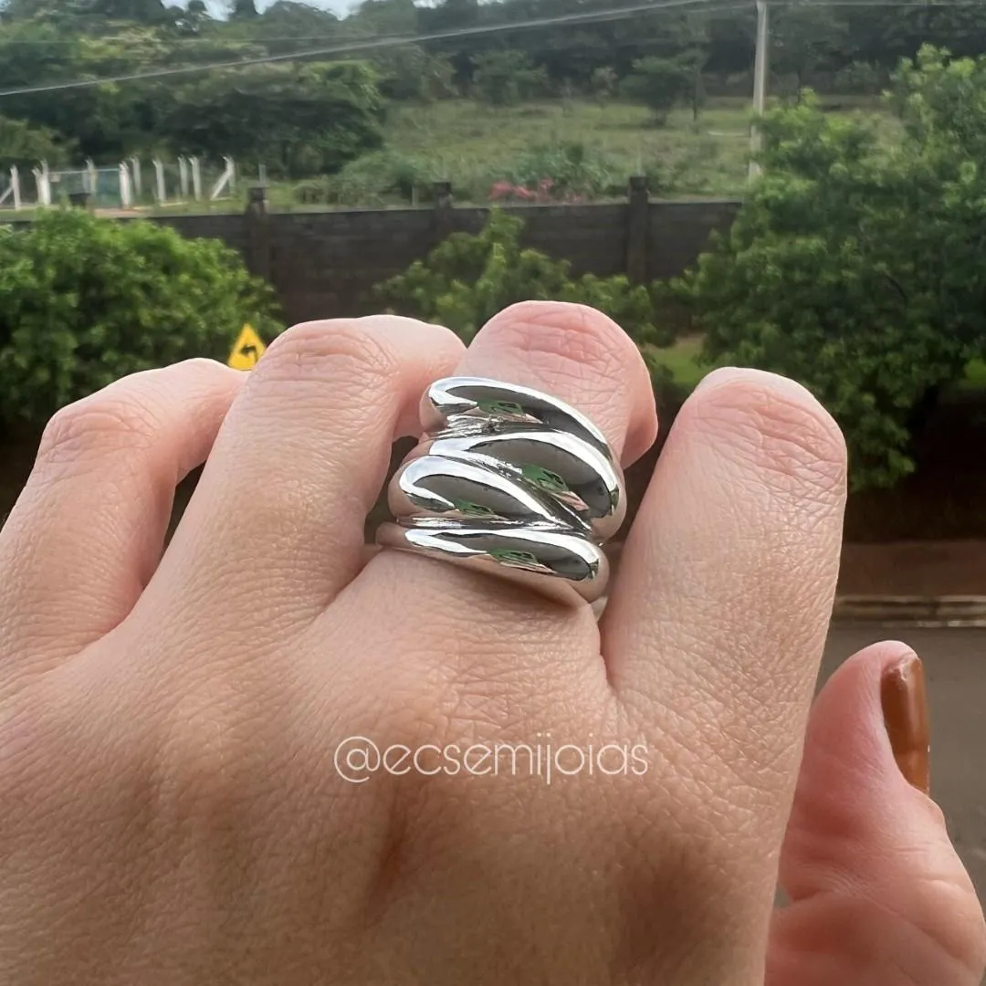 Anel orgânico com gotas lisas polidas se encontrando - banhado a ródio branco