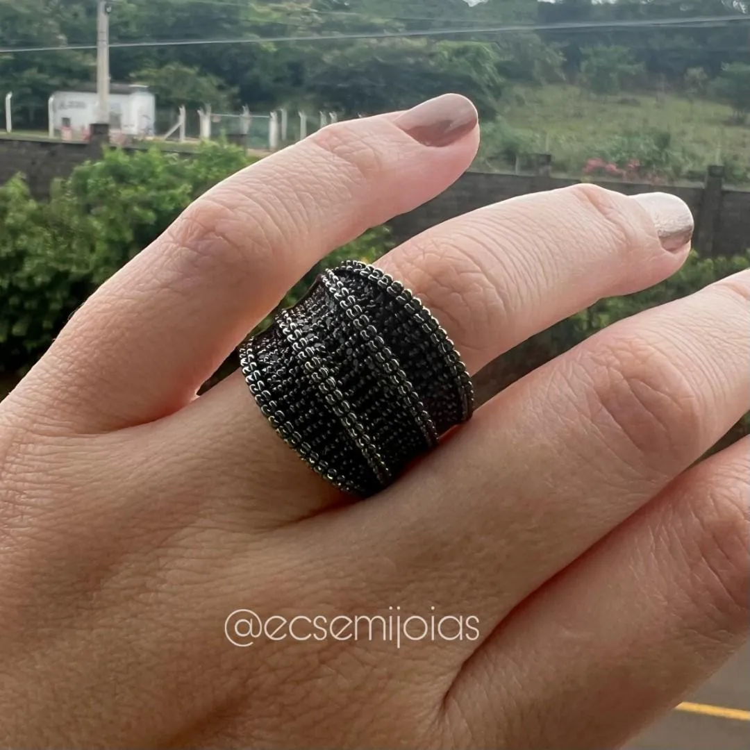 Anel oval abaulado cravejado com 4 filetes cravejados - banhado a ouro 18k