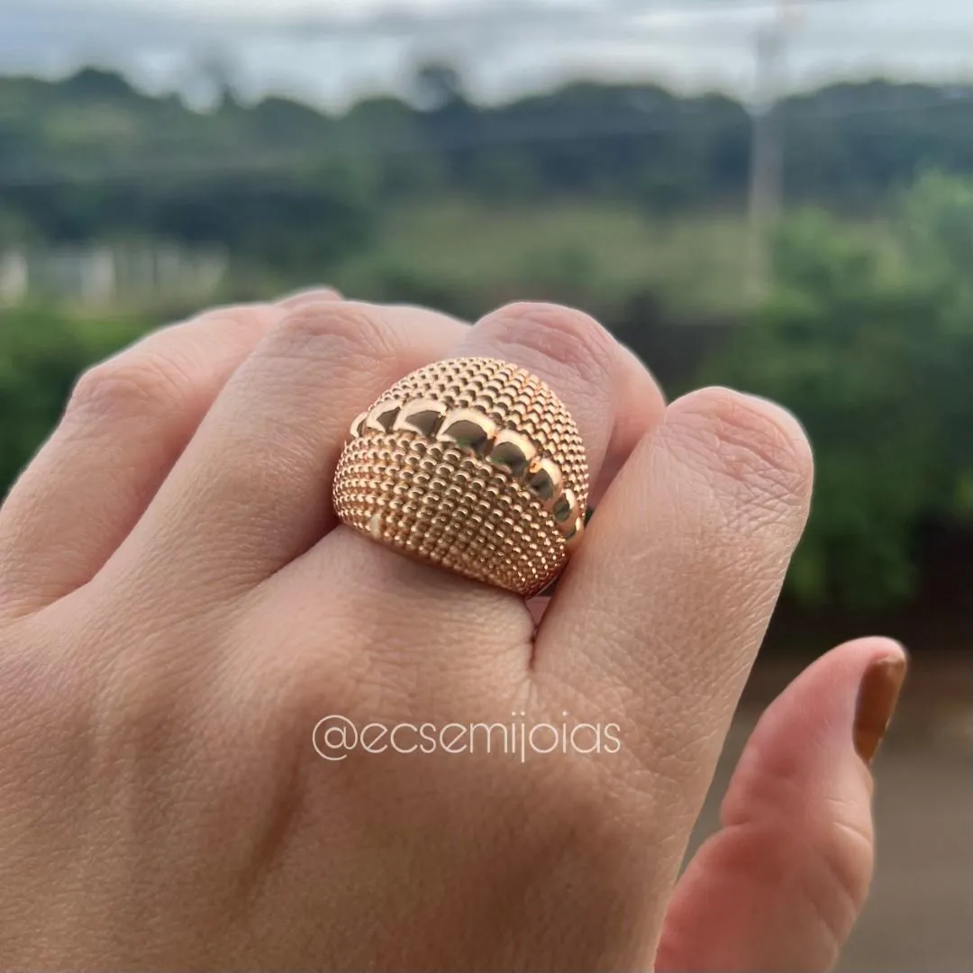 Anel oval bombardeado com fileiras de bolas lisas no centro - banhado a ouro 18k