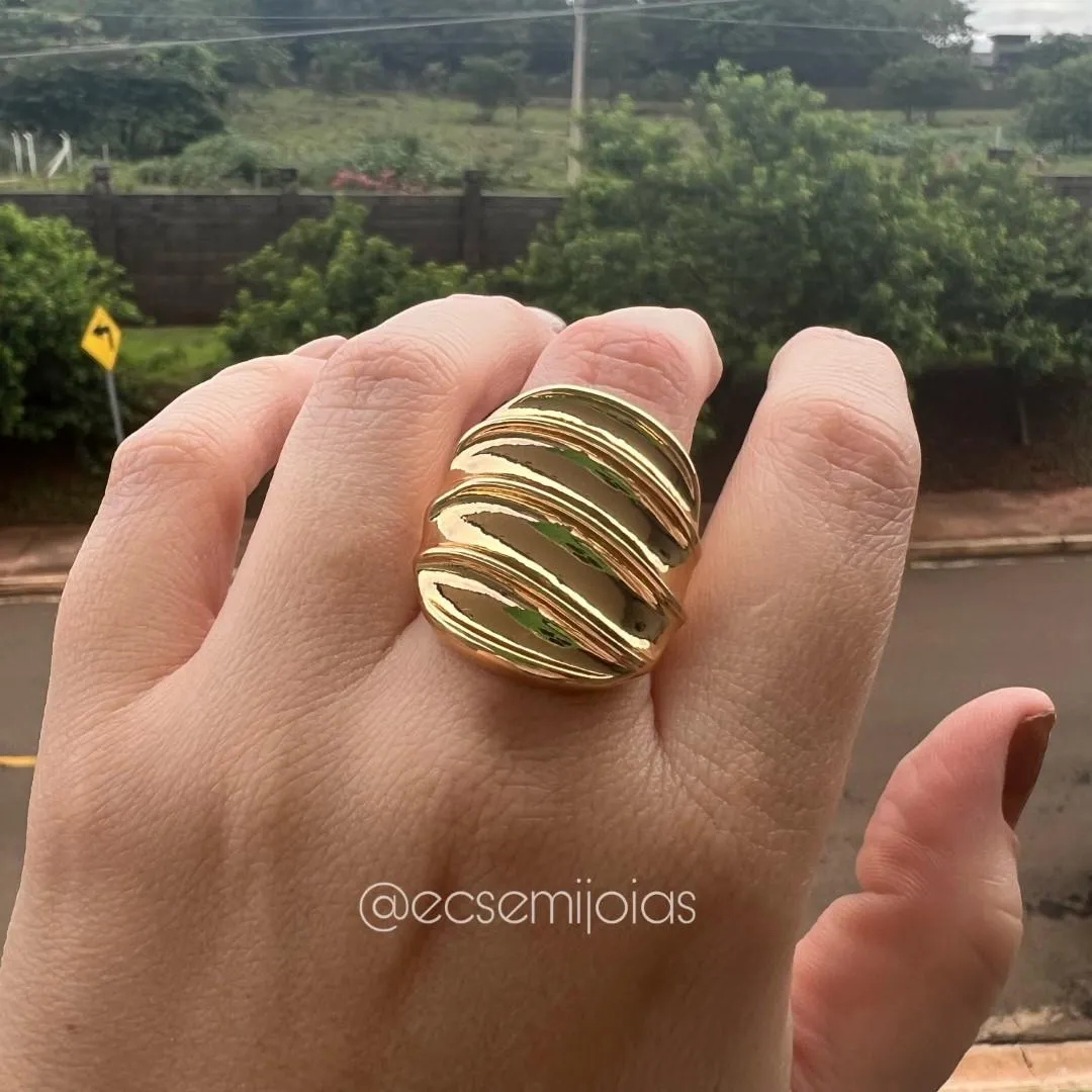 Anel oval grande liso polido com 4 filetes em baixo relevo - banhado a ouro 18k