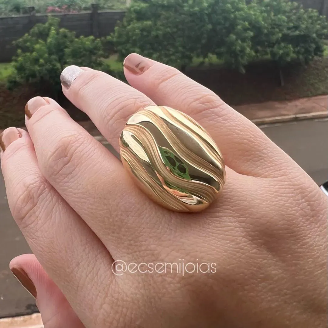 Anel oval grande liso polido com filetes em baixo relevo - banhado a ouro 18k