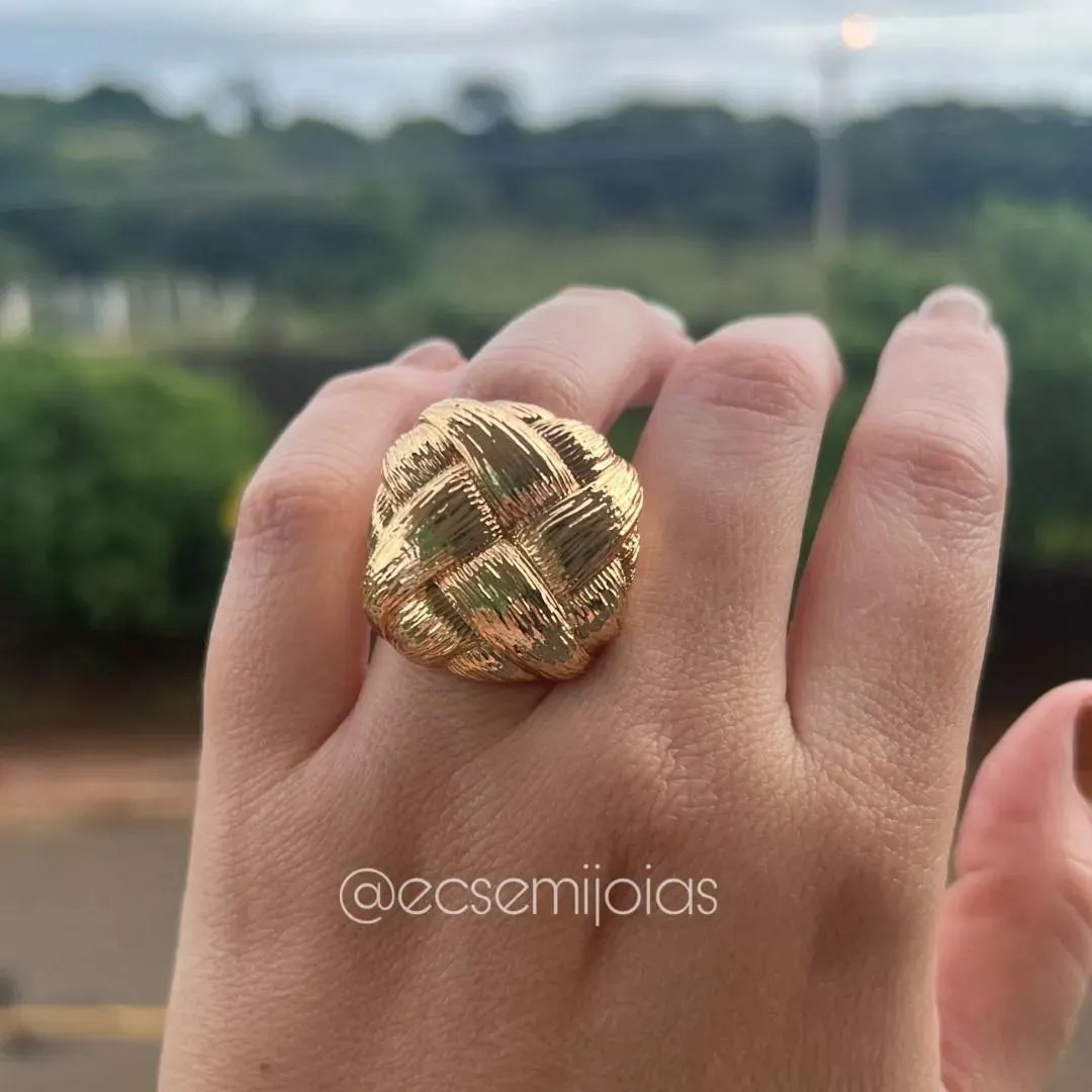 Anel quadrado todo trançado trabalhado grande - banhado a ouro 18k