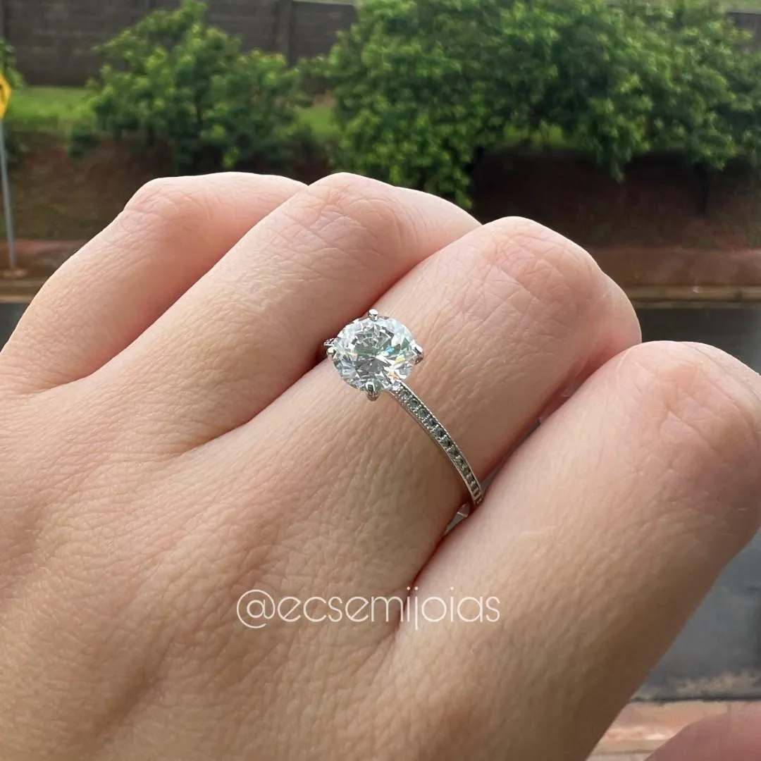 Anel solitário de 8mm com aro 100% cravejado - banhado a ródio branco