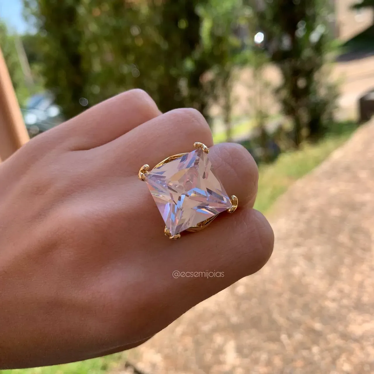 Anel solitario grande com pedra zirconia quadrada e 4 garras - banhado a ouro 18k