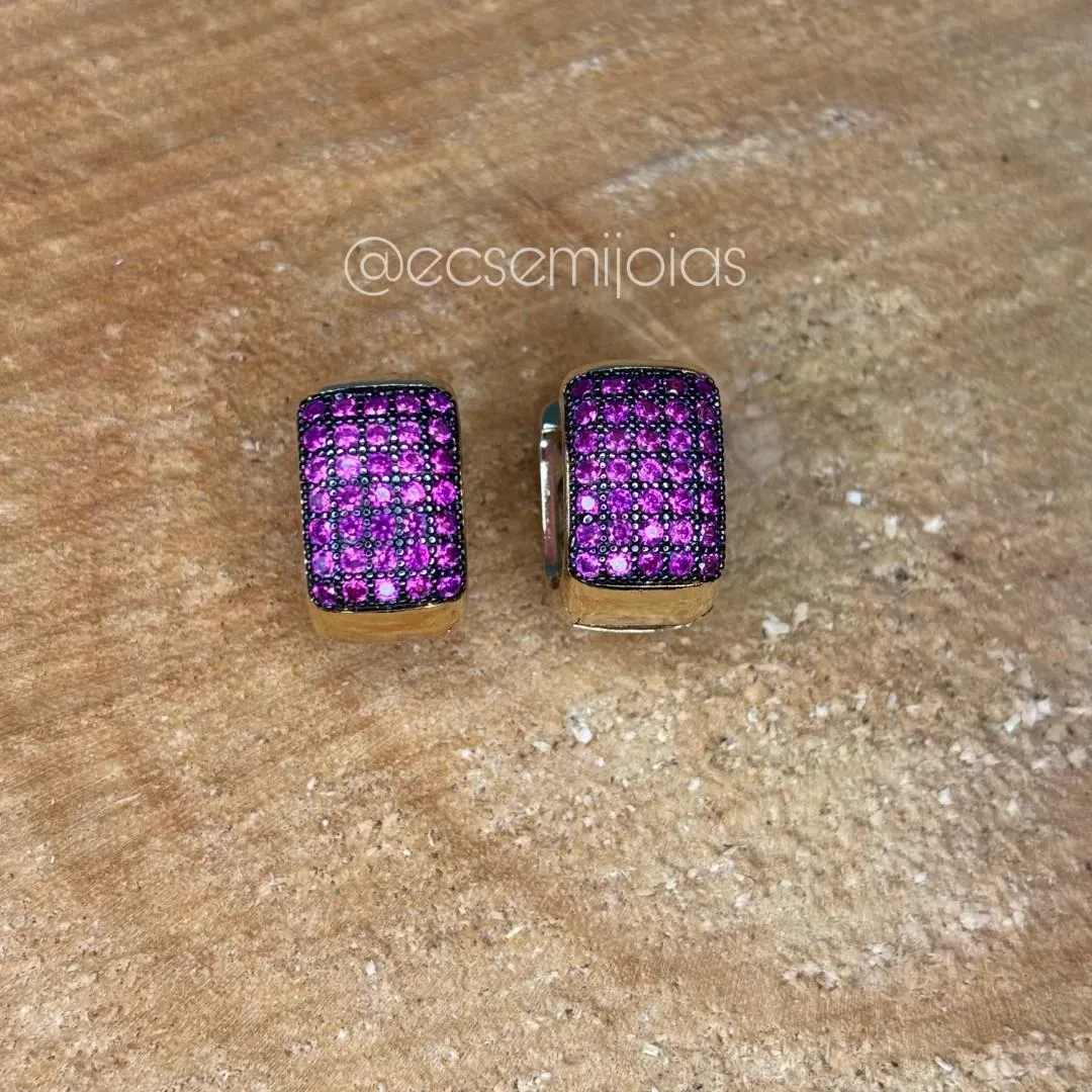 Argola retangular com 5 fileiras cravejadas e parte de trás vazada - 9x14mm - banhado a ouro 18k