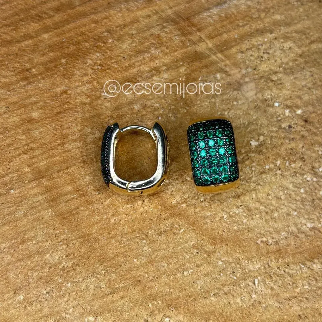 Argola retangular com 5 fileiras cravejadas e parte de trás vazada - 9x14mm - banhado a ouro 18k