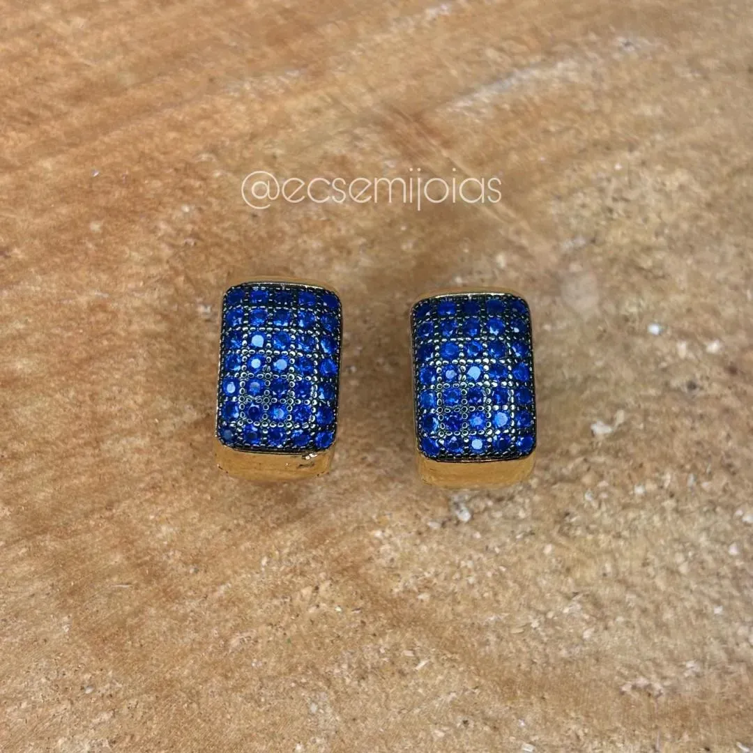 Argola retangular com 5 fileiras cravejadas e parte de trás vazada - 9x14mm - banhado a ouro 18k