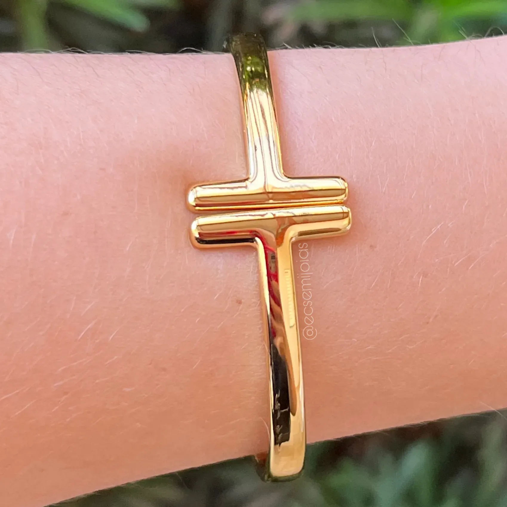 Bracelete T liso - banhado a ouro 18k
