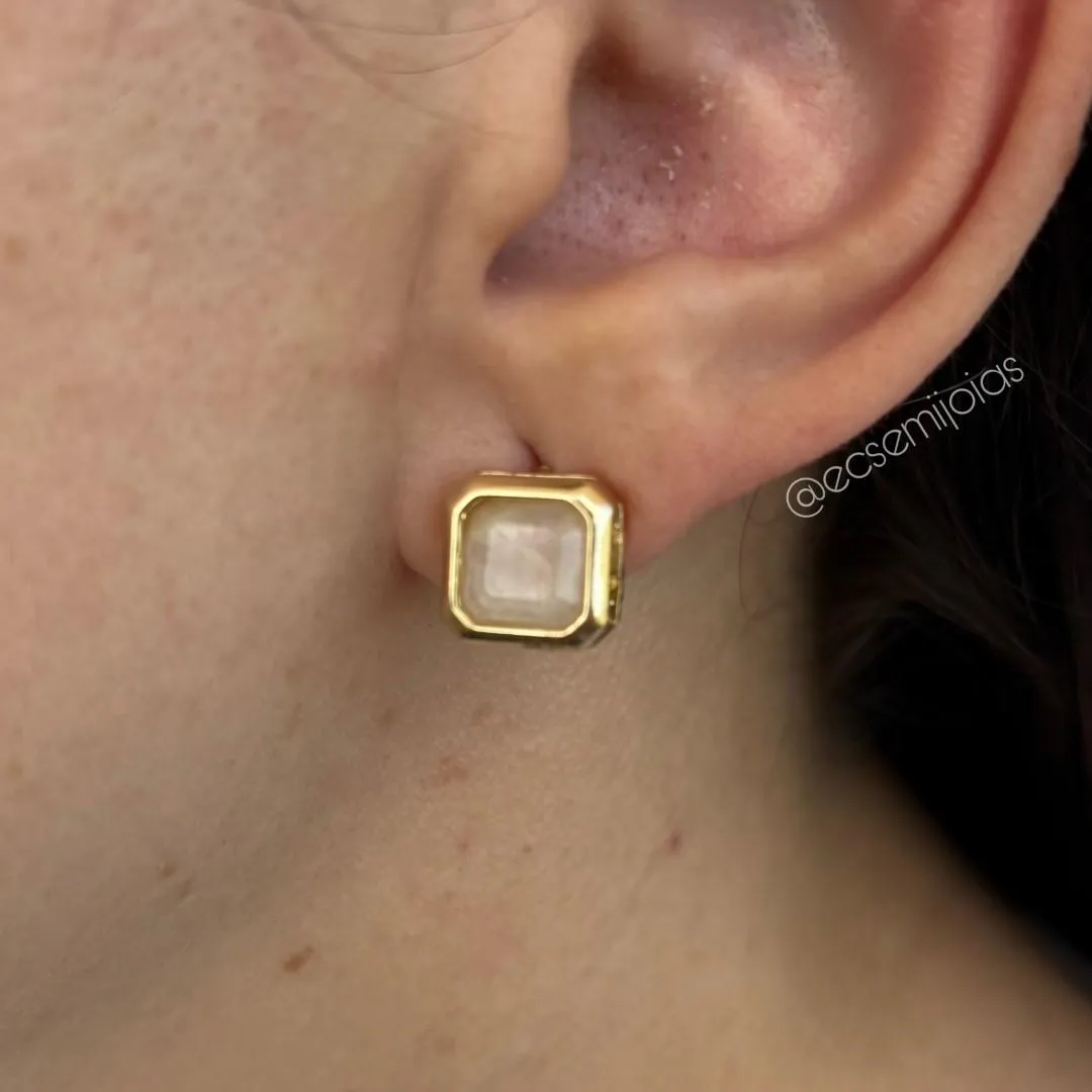 Brinco com pedra quadrada com bordas lisas - 9mm - banhado a ouro 18k
