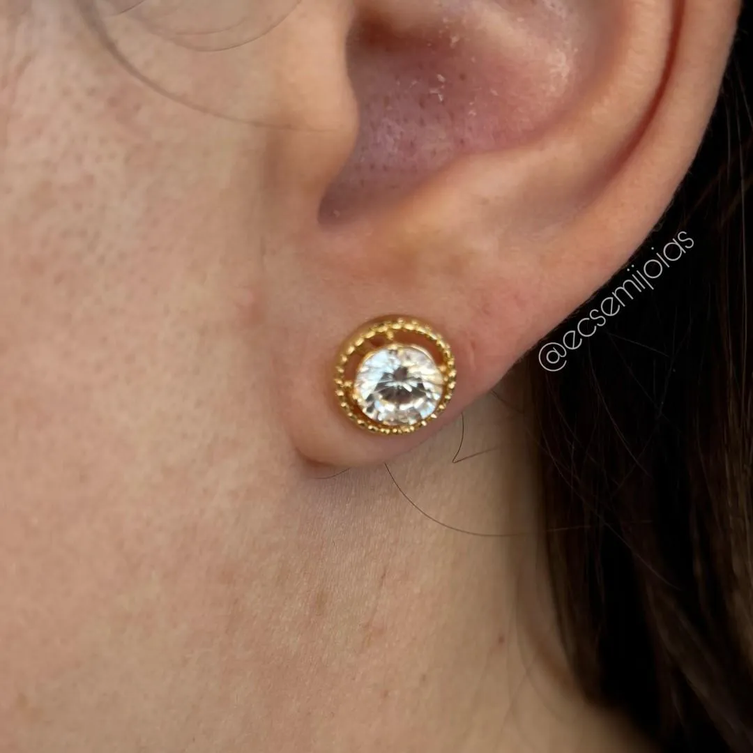 Brinco com pedra redonda no centro com borda cravejada - 7mm - banhado a ouro 18k