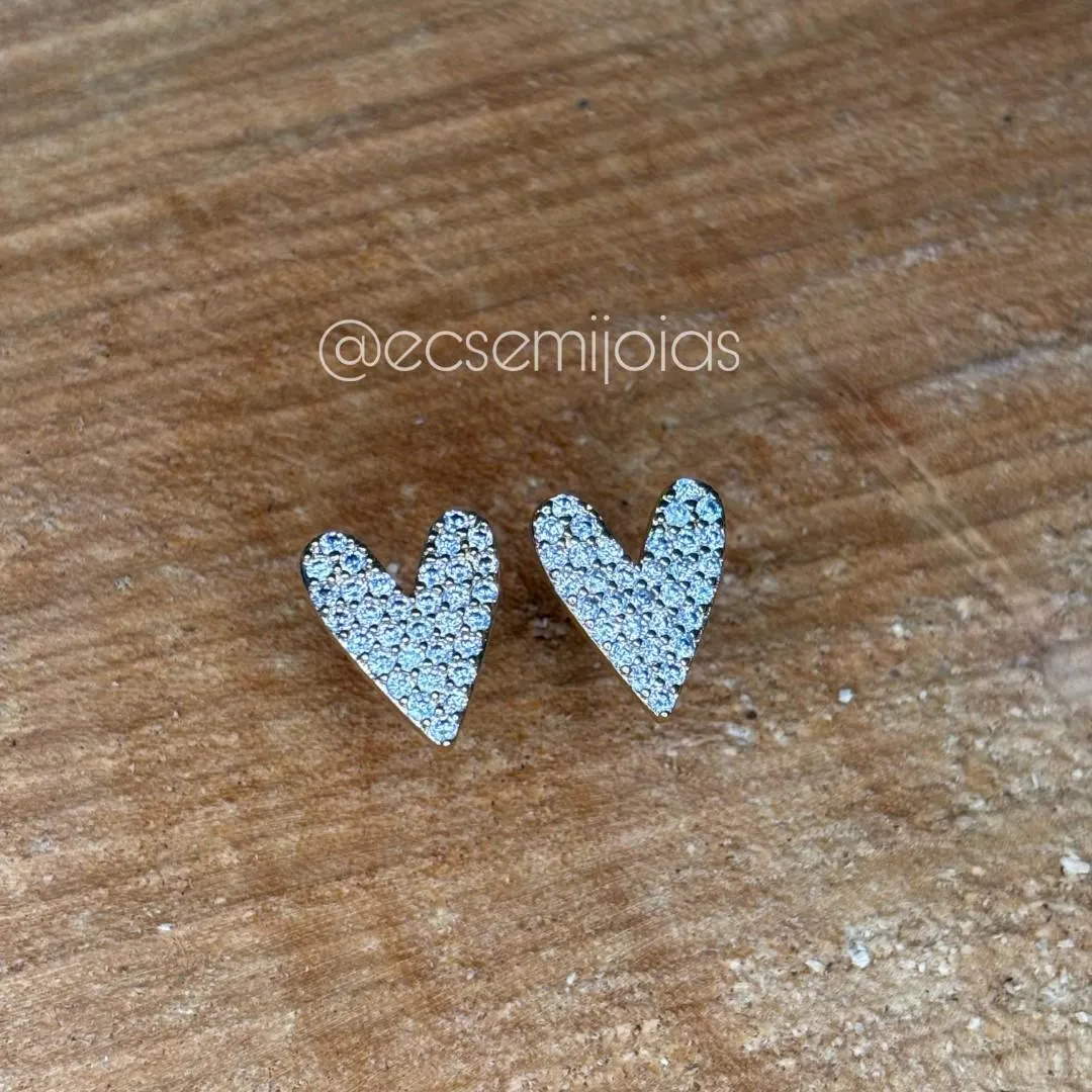 Brinco de coração cravejado - banhado a ouro 18k