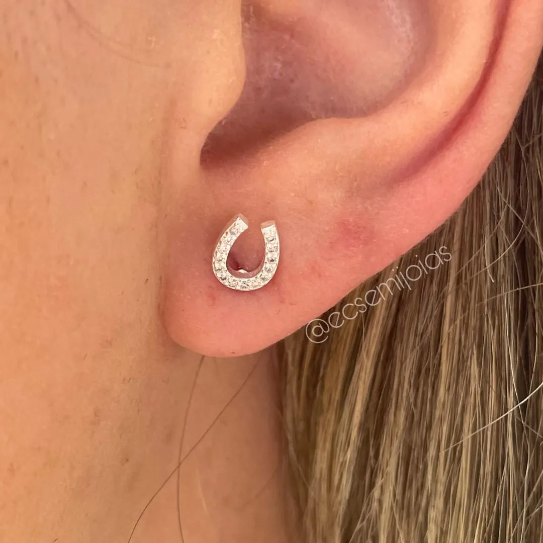 Brinco de ferradura cravejada - banhado a ródio branco