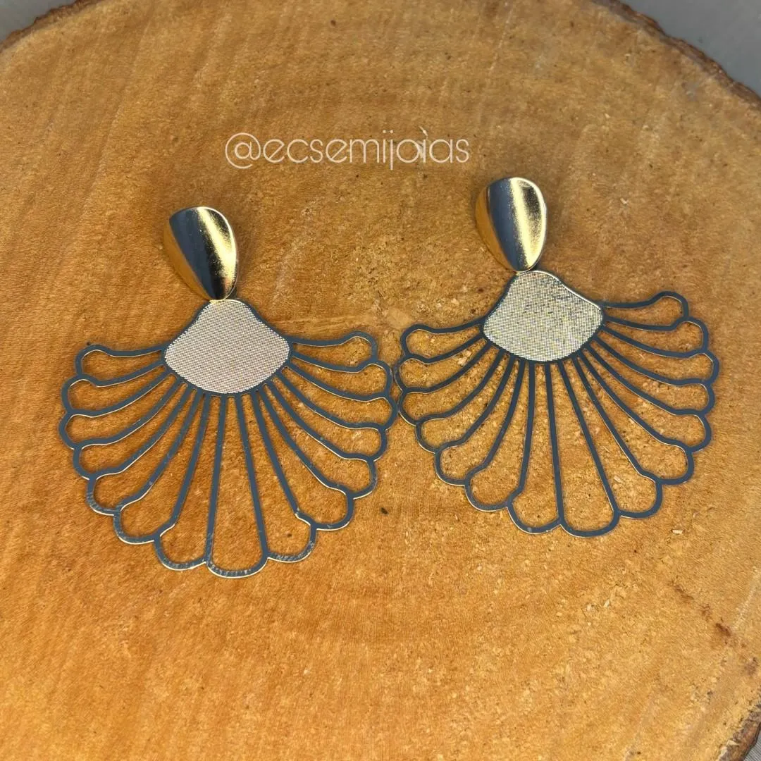 Brinco de leque vazado - banhado a ouro 18k