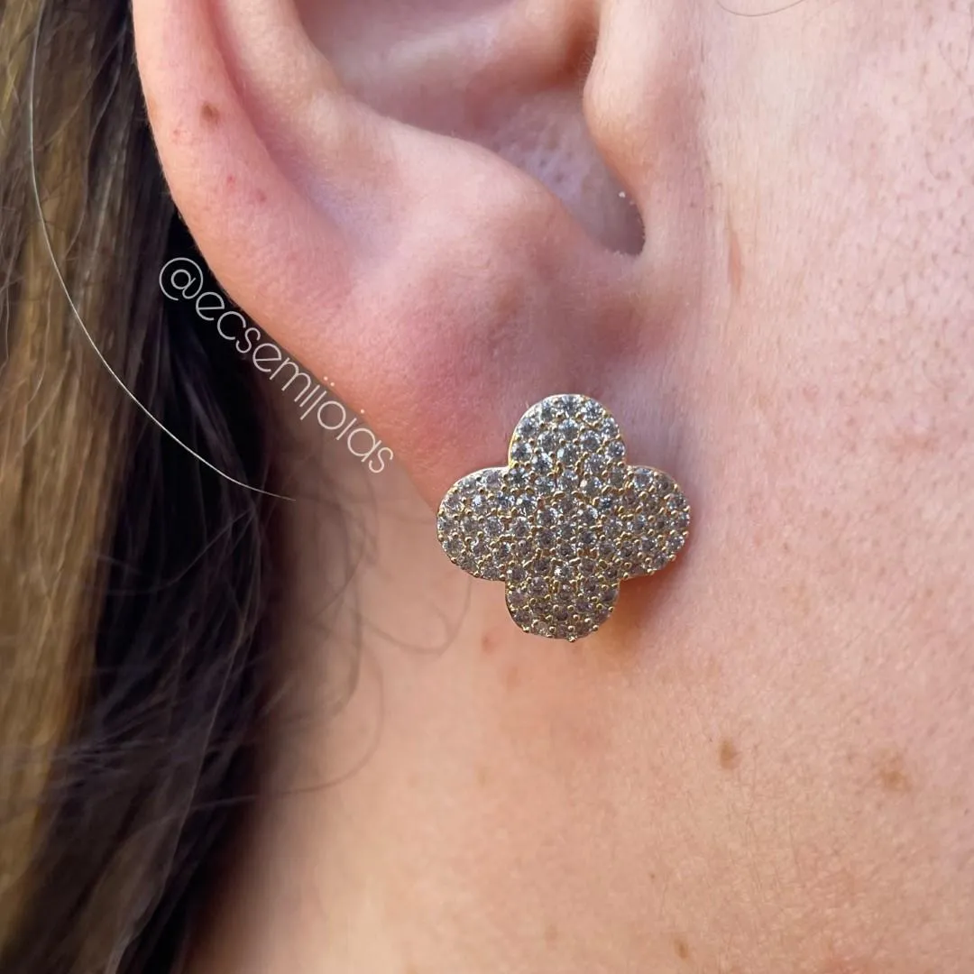 Brinco de trevo cravejado - 14mm - banhado a ouro 18k