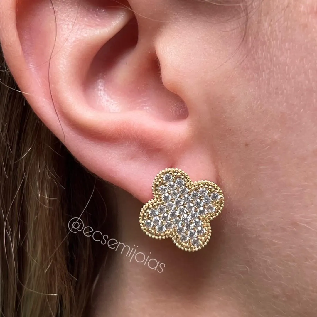 Brinco de trevo cravejado com bordas - 16mm - banhado a ouro 18k