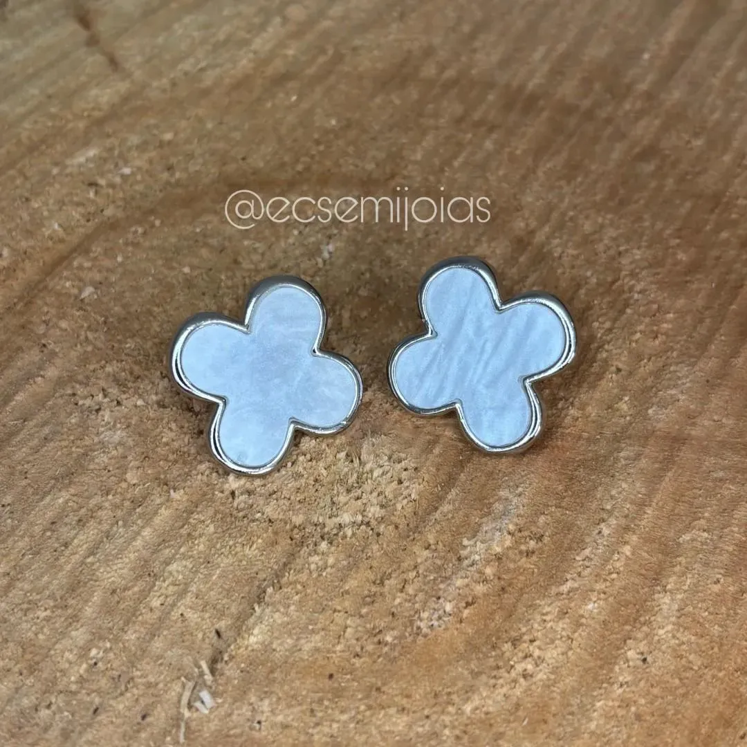Brinco de trevo resinado com bordas - 20mm - banhado a ródio branco