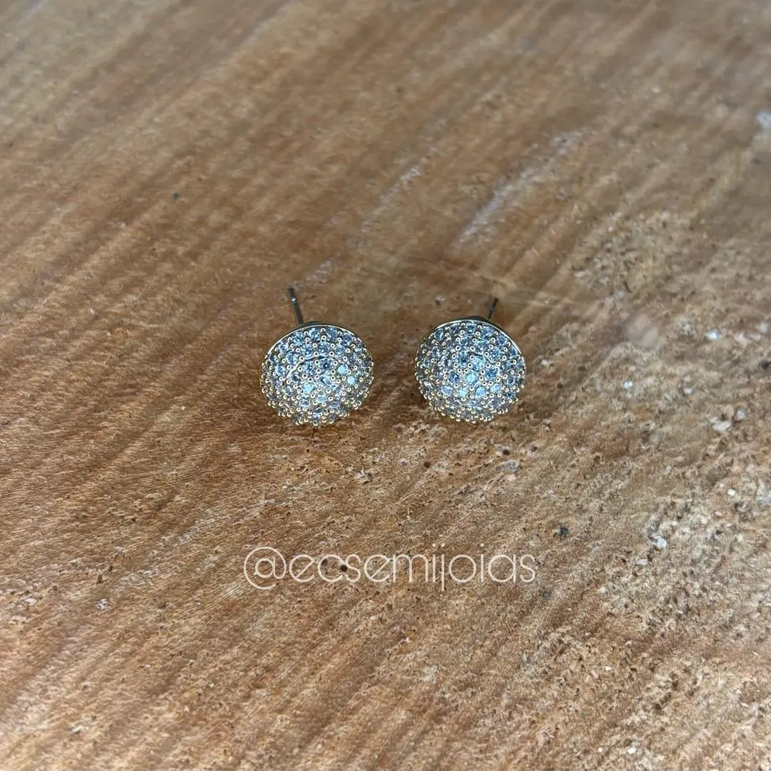 Brinco redondo/meia bola cravejada 11mm - banhado a ouro 18k