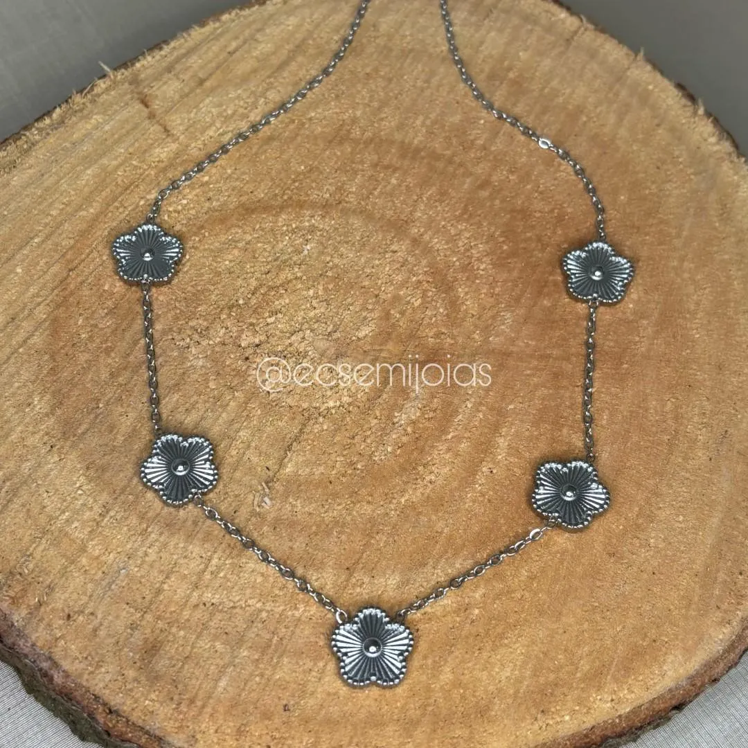 Colar com flor com 5 pétalas diamantada/trabalhada com bordas - 13mm - 40cm + extensor - aço