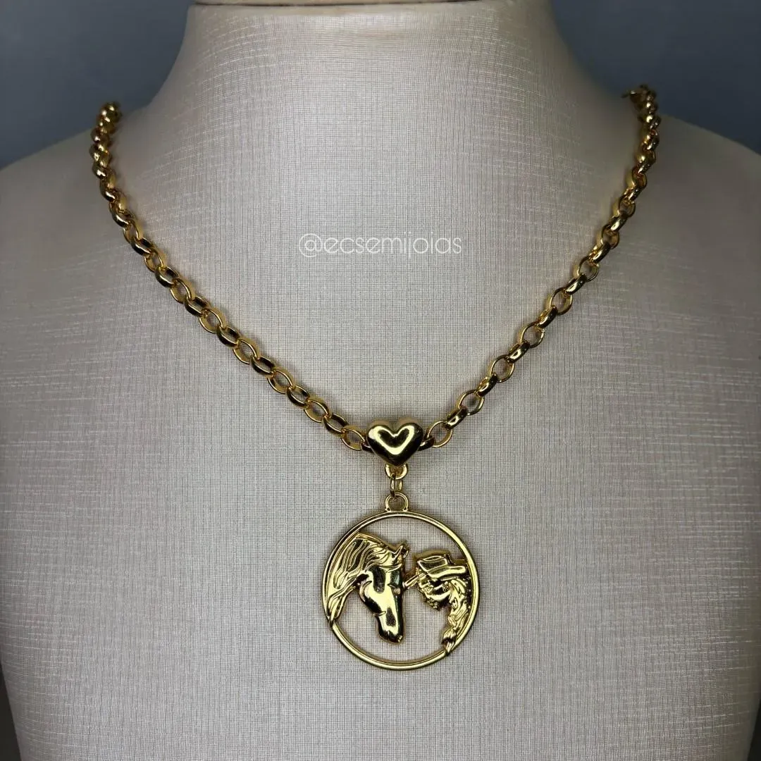 Colar elo português 4mm com pingente de peoa com cavalo - 47cm - banhado a ouro 18k