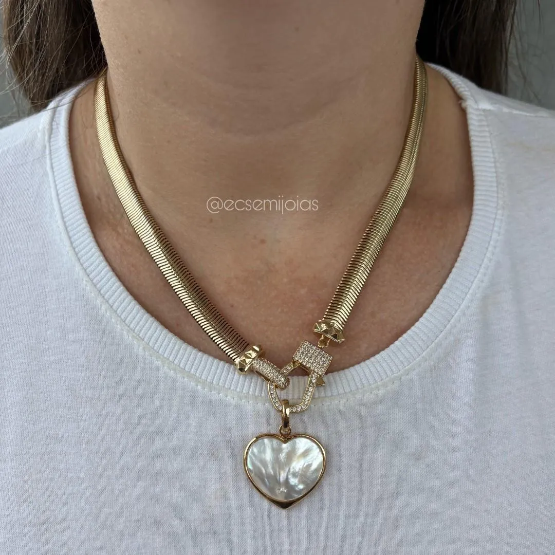 Colar lacraia 8mm com fecho lagosta cravejado e pingente de coração de madrepérola - 50cm - banhado a ouro 18k