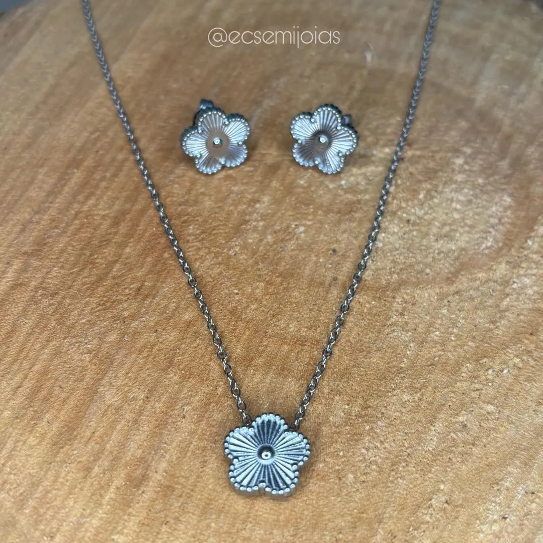 Conjunto de brinco e colar de flor com 5 pétala diamantada/trabalhada com bordas - 13mm - 40cm + extensor - aço