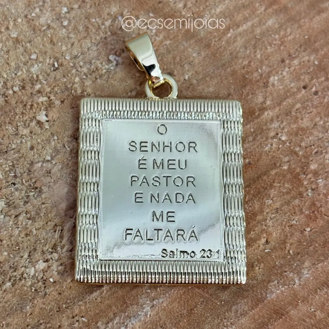 Pingente medalha retangular com escrito O SENHOR É MEU PASTOR... - 23x26mm - banhado a ouro 18k