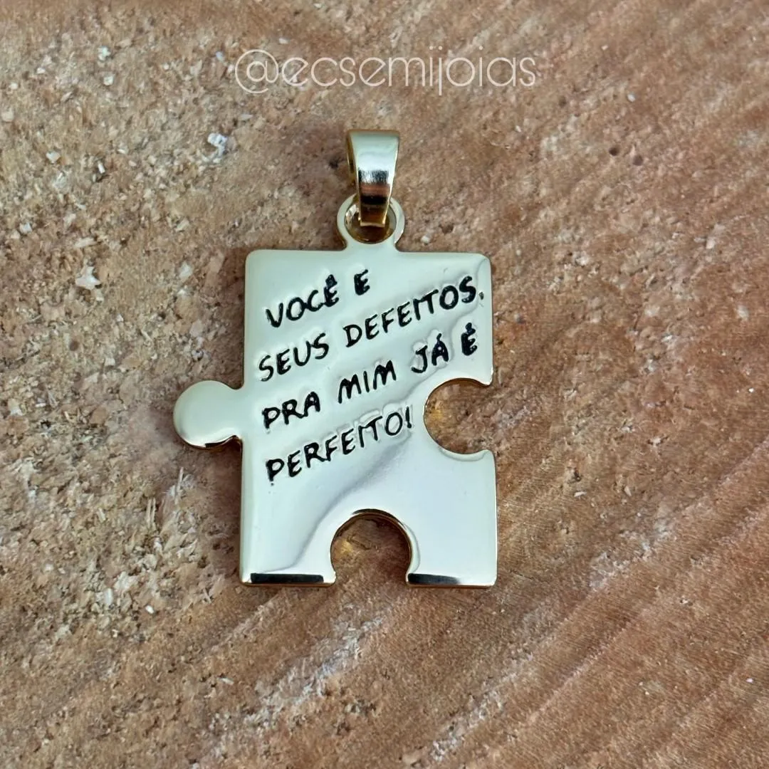 Pingente peça de quebra cabeça com escrito VOCÊ E SEUS DEFEITOS... -16X23mm - banhado a ouro 18k