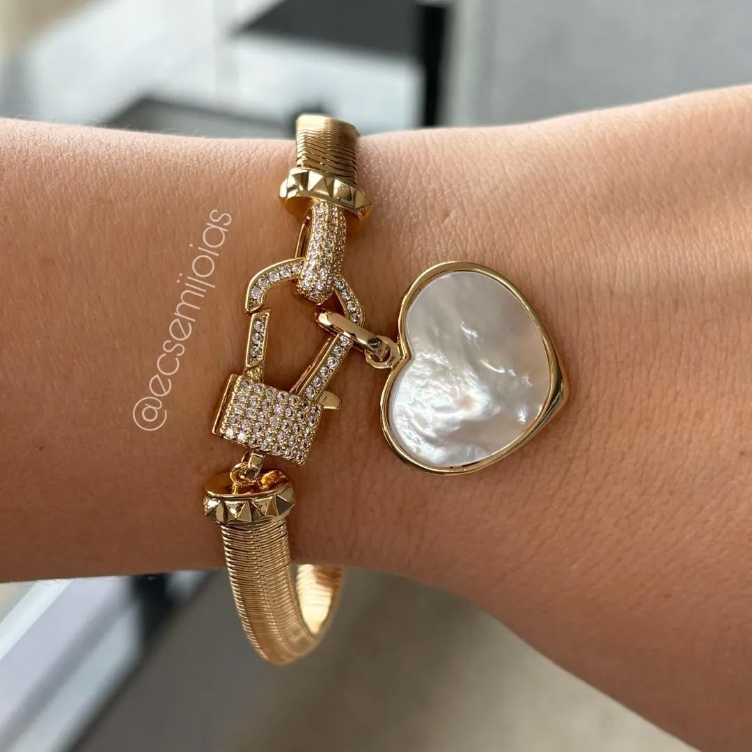 Pulseira lacraia 8mm com fecho lagosta cravejado e pingente de coração de madrepérola - 22cm - banhado a ouro 18k