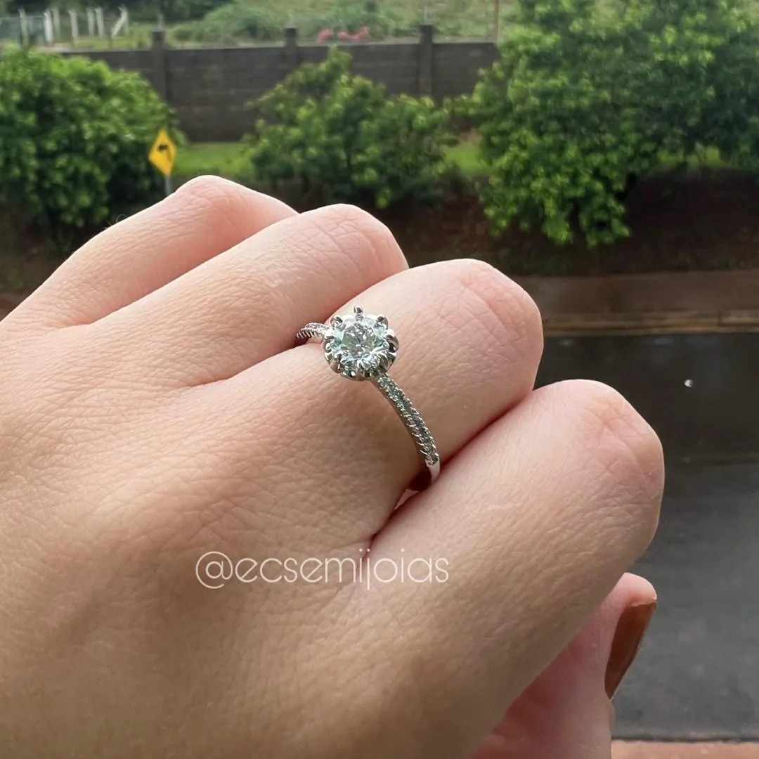 Solitário de 6mm com base e aro cravejados - banhado a ródio branco