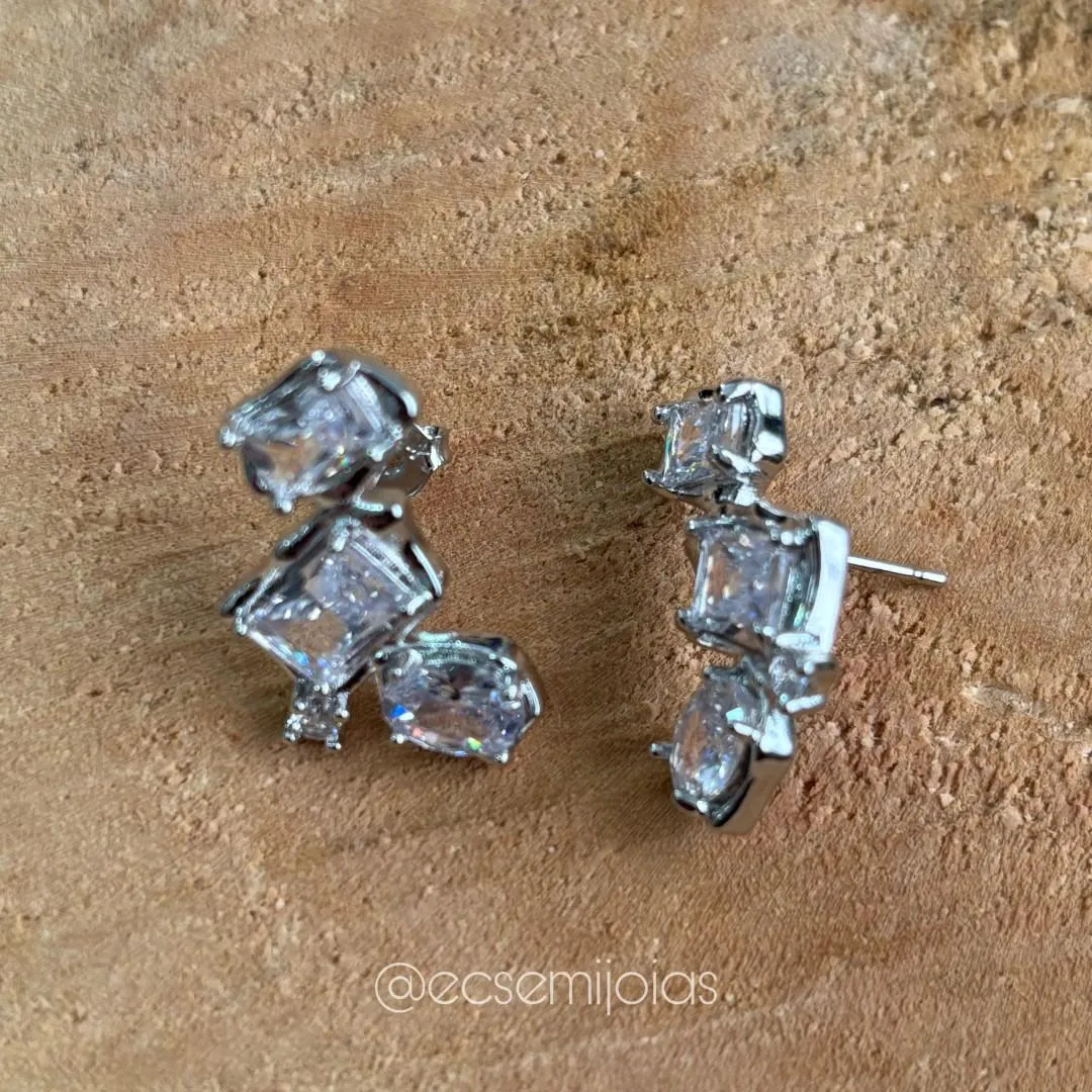 Brinco ear cuff com 2 zircônias retangulares e 1 oval - banhado a ródio branco