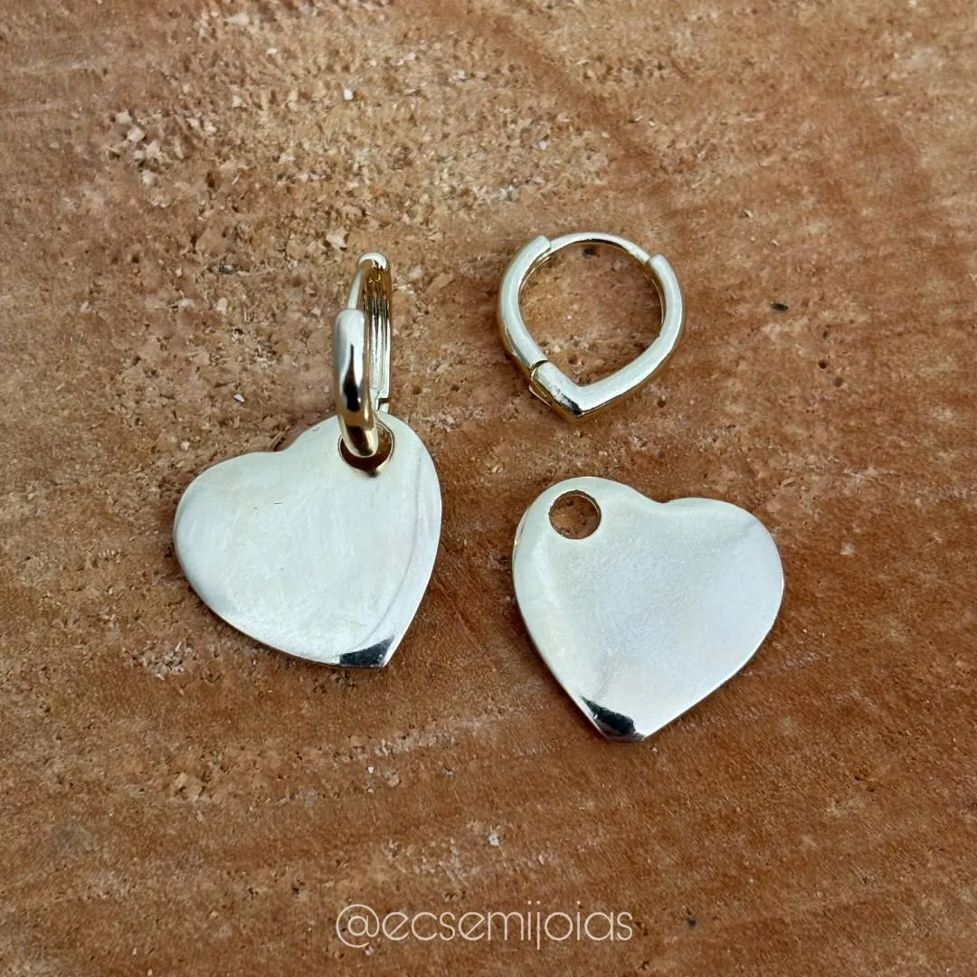 Argola com coração liso pendurado - coração 19mm - banhado a ouro 18k
